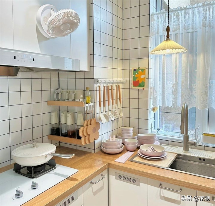 Bồn rửa đơn lớn, đặt đối diện cửa sổ. Không gian xung quanh luôn sạch sẽ. Ảnh: QQ