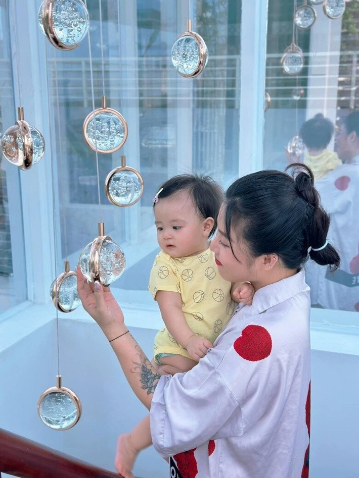 Các đèn treo được bố trí dọc theo khu vực cầu thang tầng 6. Ảnh: FBNV