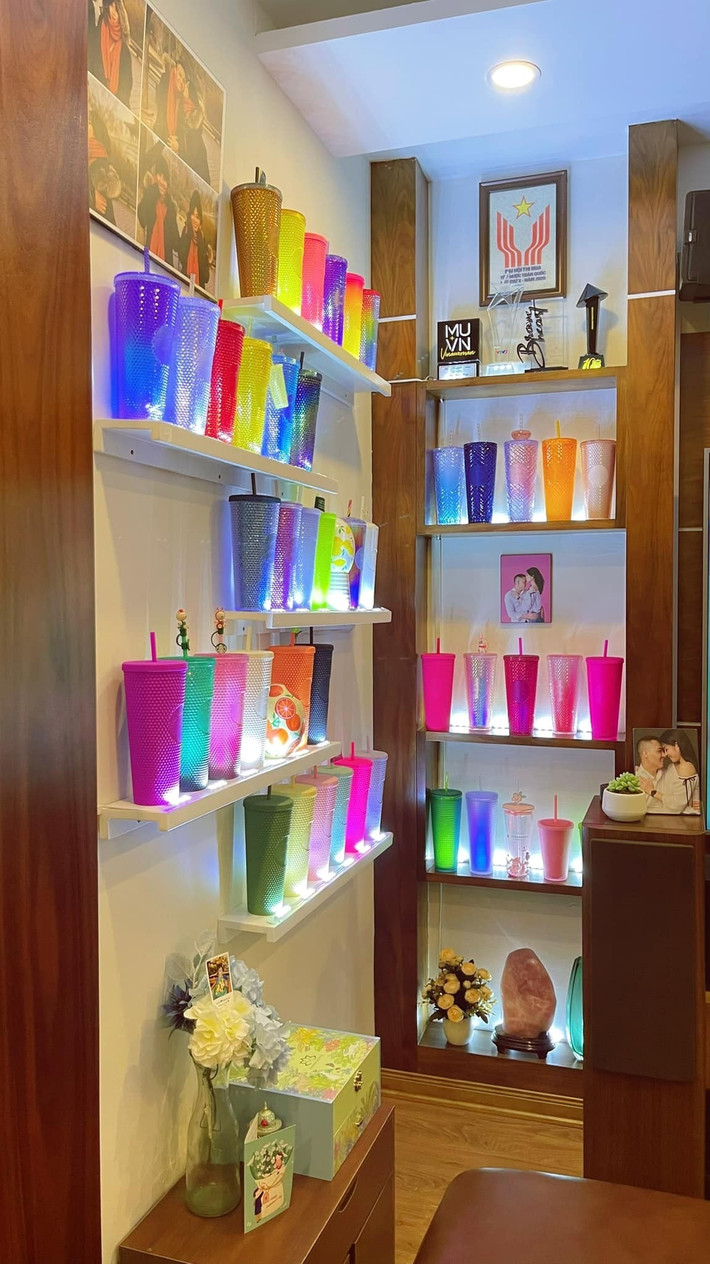 Trong nhà có những góc thú vị, nơi cô trưng bày những món đồ yêu thích. Ảnh: FBNV