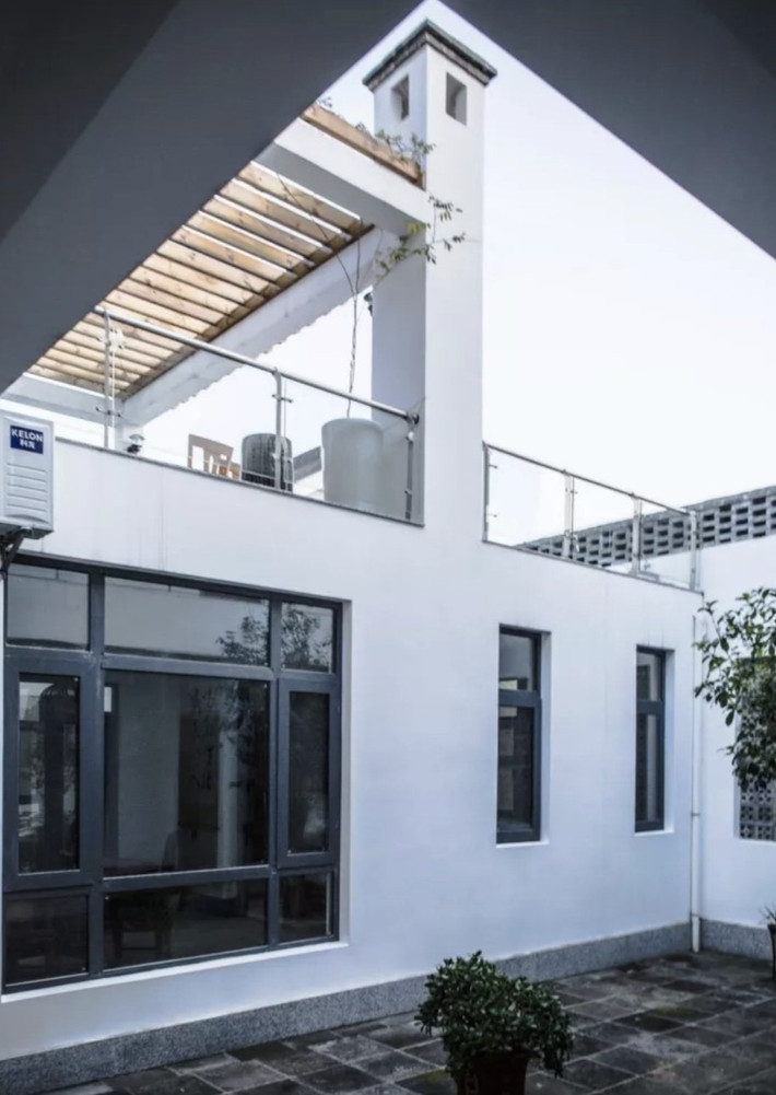 Khoảng sân nhỏ giúp căn nhà đón sáng từ bên ngoài. Ảnh: Sohu