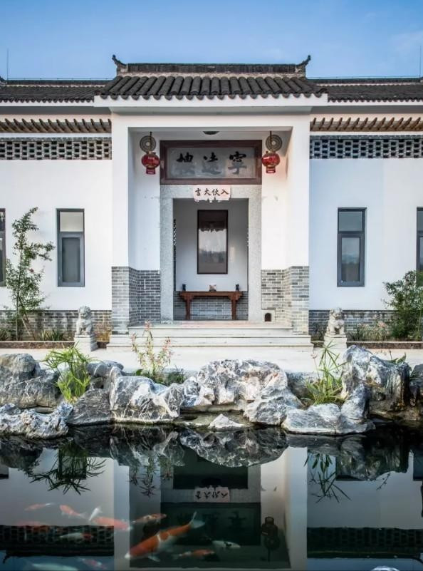 Công trình có bố cục đối xứng, nhà riêng của 2 anh em ở 2 bên, gian chính là nơi ở của bố mẹ. Ảnh: Sohu