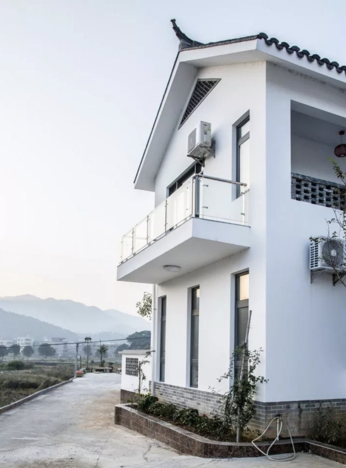 Bên ngoài đông xe qua lại nhưng bên trong căn nhà tương đối yên tĩnh, dường như tách biệt với thế giới bên ngoài. Điều này rất phù hợp cho người cao tuổi có nhu cầu nghỉ ngơi. Ảnh: Sohu