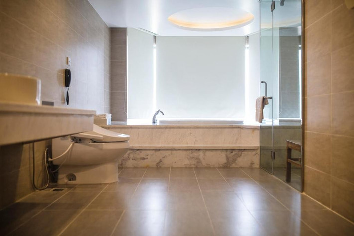 Phòng tắm riêng với vòi sen. Ảnh: Booking