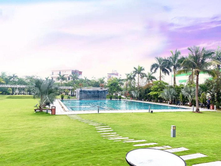 Khu vực bể bơi trong khuôn viên khách sạn. Ảnh: Booking