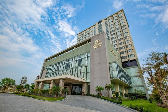 Central Hotel Thanh Hóa chính thức vận hành năm 2017, trở thành điểm nhấn nổi bật trên đại lộ Nguyễn Hoàng. Ảnh: Tpthanhhoa