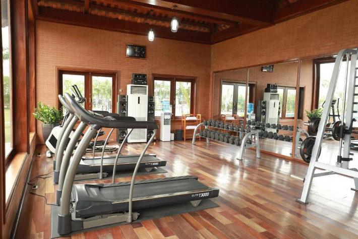 Phòng tập gym với trang thiết bị hiện đại. Ảnh: Booking