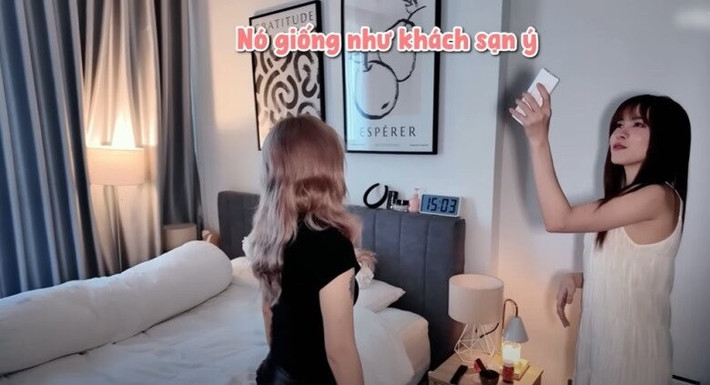 Phòng ngủ được decor khá ít đồ đạc. Ảnh: Youtube Misthy TV