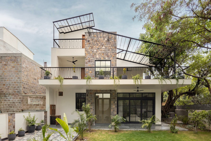 Giữa nhịp sống hối hả của Noida (Ấn Độ), ngôi nhà 3 tầng thanh mảnh mang đến một khoảng lặng. Ảnh: Purnesh Dev Nikhanj
