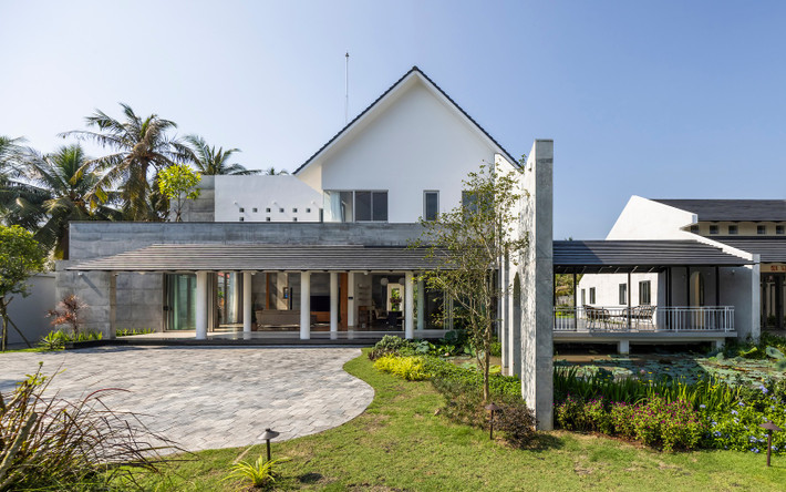Nằm giữa một vùng nông thôn yên bình ở đồng bằng sông Cửu Long (Việt Nam), ngôi nhà đối mặt với thách thức kép: vừa sống hòa hợp với thiên nhiên nhưng vẫn đáp ứng nhu cầu của gia đình đa thế hệ. Ảnh: Oki Hiroyuki