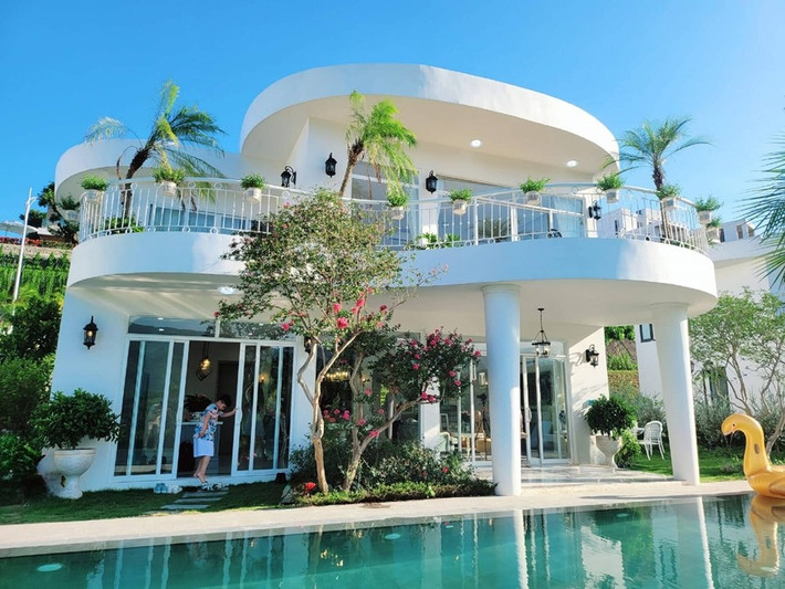 Biệt thự mang phong cách châu Âu rộng 600m2, sở hữu không gian xanh mát chẳng khác khu resort giữa núi đồi. Ảnh: FBNV
