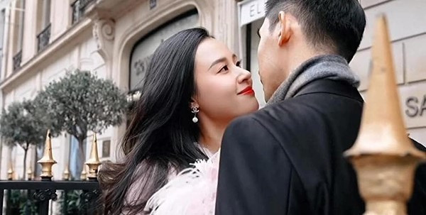 Chồng Midu là con trai ông Trần Duy Hy - Chủ tịch HĐQT kiêm Tổng giám đốc Công ty cổ phần nhựa. Anh là cử nhân ngành Tài chính và Quản lý tại Đại học Virginia và tốt nghiệp thạc sĩ Quản trị Kinh doanh tại Đại học California, Mỹ. Ảnh: Facebook