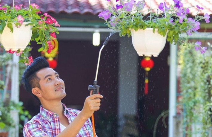 Cuối tuần, nam ca sĩ mới về thăm nhà. Anh thuê người chăm sóc, đảm bảo khu vườn luôn tươi tốt. Ảnh: người đưa tin