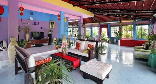 Phòng khách rộng với nội thất đơn giản. Ảnh: người đưa tin