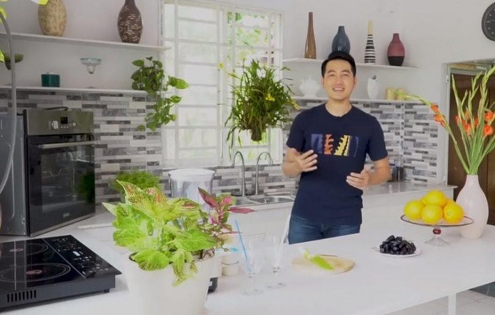 Khu bếp đơn giản nhưng tiện nghi với gam màu trắng chủ đạo. Ảnh chụp màn hình