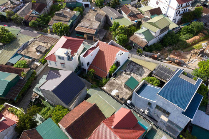 Trên mảnh đất xây dựng đã có một vài cây xanh lâu đời nên gia chủ mong muốn được giữ lại. Đó là một nhiệm vụ quan trọng của nhóm kiến trúc sư. Ảnh: Hoang Le