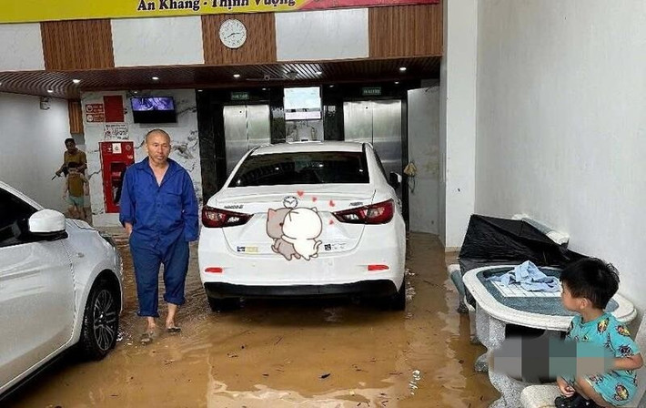 Khu vực thang máy tòa nhà Ecohome 1 (phường Đông Ngạc, Hà Nội) bị nước tràn vào. Ảnh: Báo Công Thương