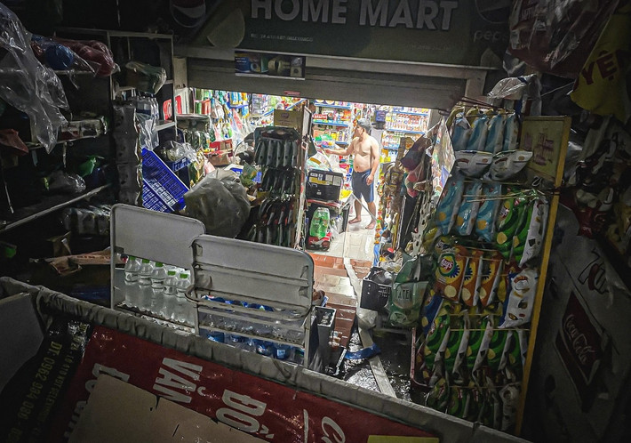 Kê ván ngăn nước không xuể, nhiều cửa hàng trắng đêm tát, bơm nước để hàng hoá không bị ngập. Ảnh: Tiền phong