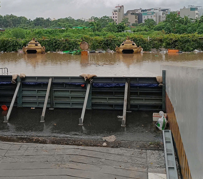 Vách ngăn thép dựng trước cửa hầm chung cư Ecohome 3. Ảnh: Vietnamnet