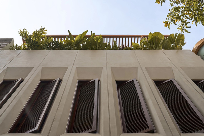 Mặt tiền thiết kế cửa gió louver, kết hợp vườn cây nhằm tối ưu ánh sáng tự nhiên và gió trời. Ảnh: Phú Đào