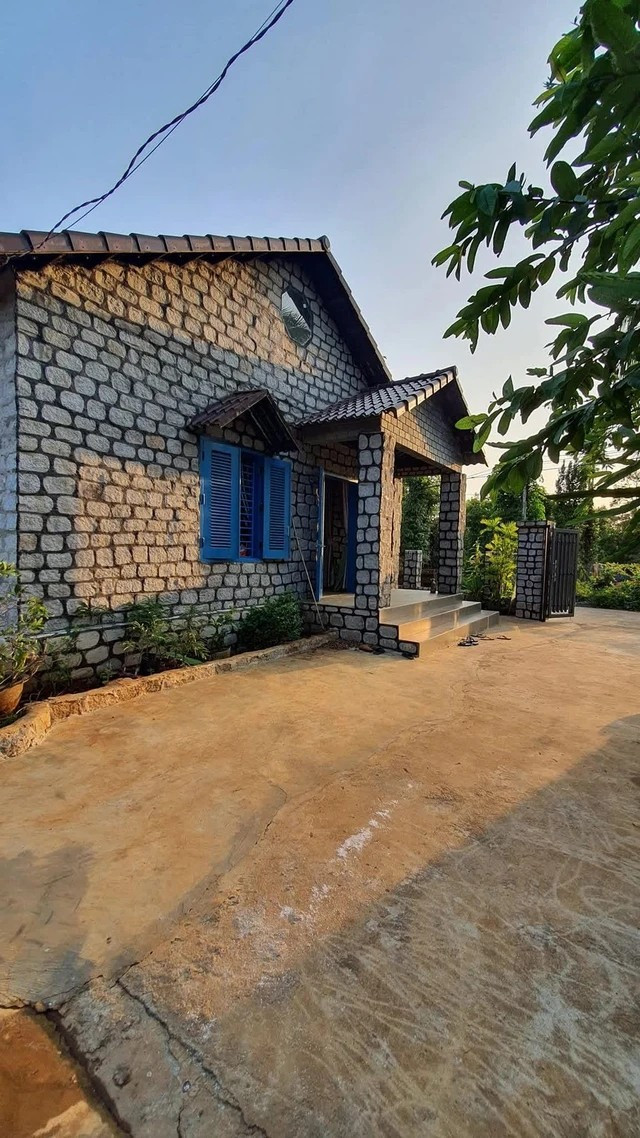 Do xây bằng đá nên ngôi nhà luôn mát mẻ, không quá oi bức vào mùa hè hay lạnh vào mùa đông. Ảnh: Cafeland