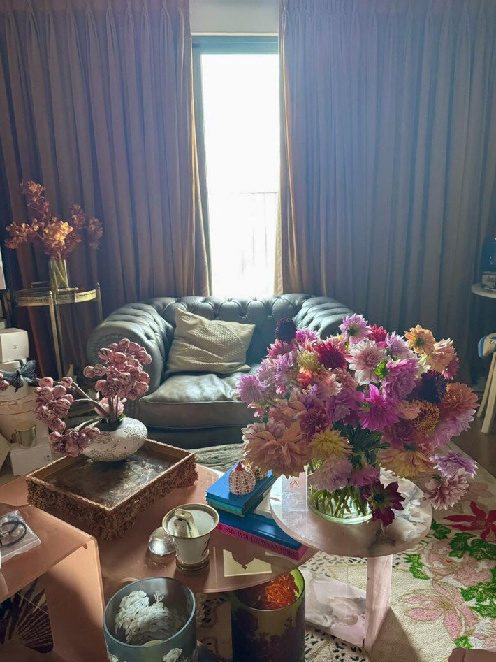 Phòng khách ngập tràn ánh sáng tự nhiên từ ban công, làm nổi bật sofa da màu cổ điển. Ảnh: FB Lý Quí Khánh
