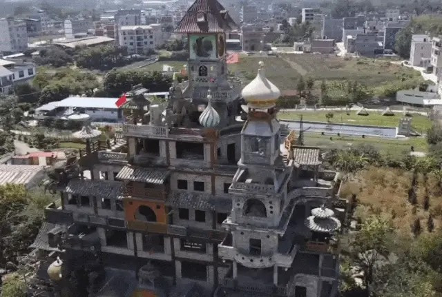 Mỗi chi tiết trong nhà đều tỉ mỉ: tường xi măng giữ nguyên vân tay, sàn lát đá cuội, gạch mosaic, họa tiết dân tộc - thiên nhiên xen kẽ, biến công trình thành giao thoa giữa nghệ thuật dân gian và kiến trúc hiện đại. Ảnh: Sohu