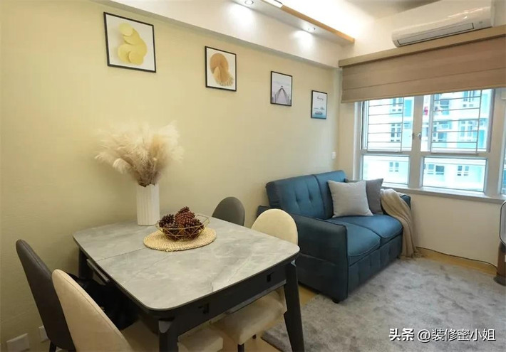 Phòng khách được thu hẹp nhưng vẫn sáng sủa nhờ cửa sổ lớn. Sofa kê sát tường, bàn ăn nhỏ gọn đặt bên cạnh. Ảnh: Sohu