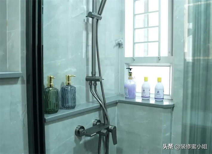 Khu tắm đứng có vách kính ngăn ướt – khô, bồn cầu âm tường...Ảnh: Sohu