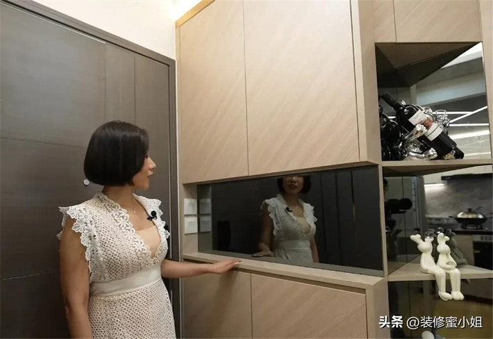 Ngay lối vào, tủ bếp thiết kế theo dạng góc vát, giúp không gian bớt ngột ngạt. Ảnh: Sohu