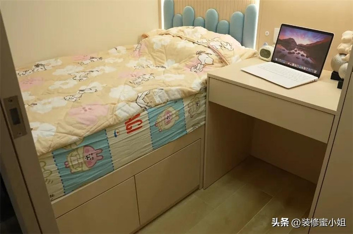 Phòng ngủ cho bé không có cửa sổ hướng ra ngoài. Vì vậy, nhà thiết kế “hack sáng” bằng cách mở hai ô cửa sổ trong nhà, cao thấp khác nhau, giúp lấy ánh sáng tự nhiên từ phòng khách. Ảnh: Sohu