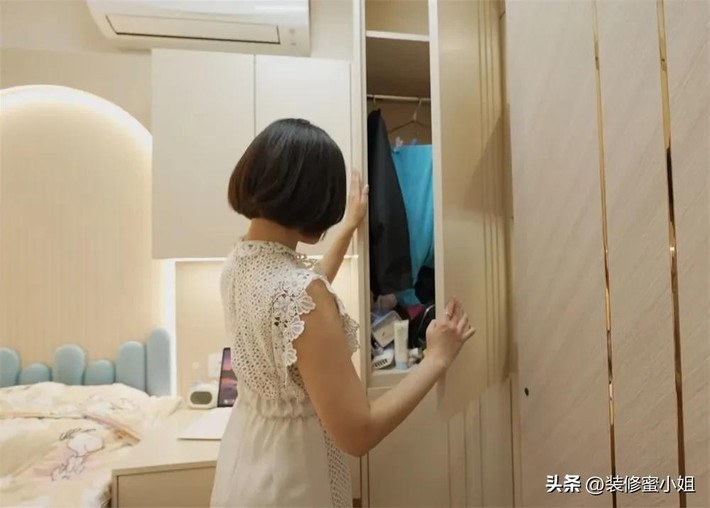 Bàn học, tủ quần áo và kệ trang trí nối liền nhau, vừa tiết kiệm diện tích, vừa gọn gàng. Ảnh: Sohu