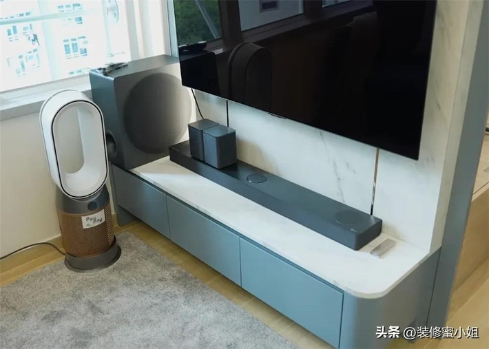 Bức tường TV được ốp bằng vật liệu giả đá cẩm thạch, tiết kiệm chi phí nhưng vẫn mang lại cảm giác cao cấp. Ảnh: Sohu