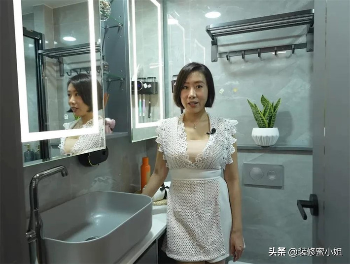 Phòng tắm nhỏ nhưng đủ tinh tế với tông xám – trắng hiện đại. Ảnh: Sohu