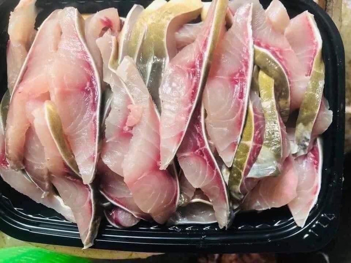 Với phần da cá dày sần sật, giòn, thịt sậm màu, ngọt và chắc nịch, cá chép giòn chuỗi ngọc được chế biến được nhiều kiểu như rán, rang muối, chả nướng, nhưng ngon nhất là phi lê để nấu lẩu. Ảnh: Facebook