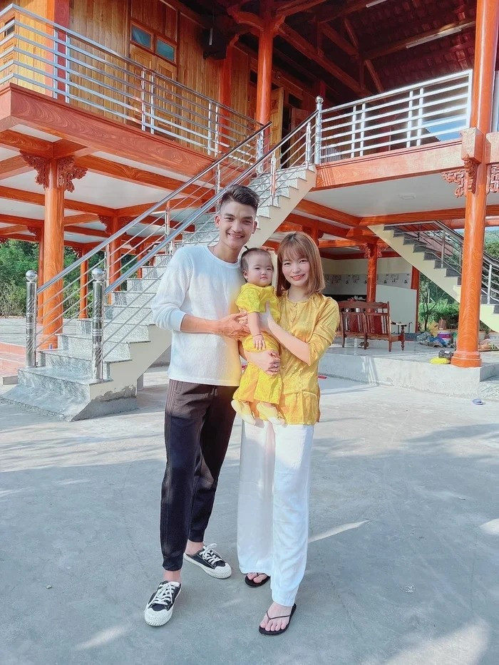Ý tưởng thiết kế ngôi nhà được phác thảo từ bố mẹ Mạc Văn Khoa. Ông bà vẫn giữ nguyên vật dụng truyền thống trước đó. Ảnh: FBNV