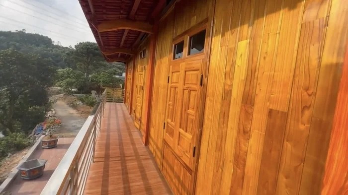 Cơ ngơi được thiết kế theo kiểu nhà sàn Tây Bắc, ốp 8.000 thanh gỗ. Ảnh: FBNV