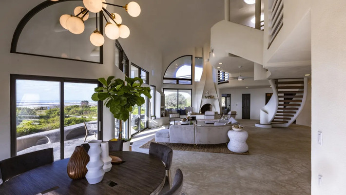 Biệt thự rộng hơn 300m2, bao gồm khu vực sinh hoạt chung, 3 phòng ngủ và 4 phòng tắm đầy đủ tiện nghi. Ảnh: CNBC
