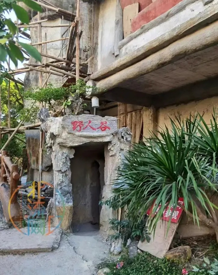 Tòa nhà 10 tầng, cao hơn 30 mét, pha trộn phong cách Trung Hoa, châu Âu và Đông Nam Á, với mỗi tầng mang một chủ đề riêng biệt. Ảnh: Renee
