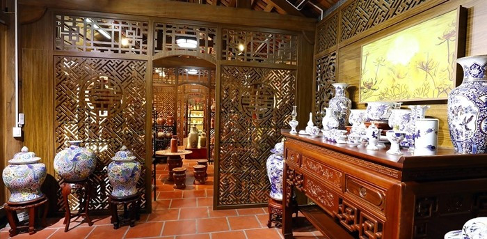 Tầng 1 sắp xếp như một bảo tàng gốm nơi trưng bày những tuyệt phẩm giá trị đặt trong chính vị trí trung tâm. Ảnh: Vinanet