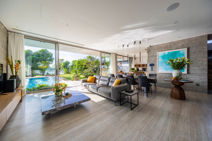 Lavender Villa không theo đuổi vẻ đẹp thông qua sự trang trí. Tính thẩm mỹ của công trình xuất phát một cách tự nhiên từ sự vật liệu, khả năng thích ứng với khí hậu và chiều sâu cảm xúc. Ảnh: Hiroyuki Oki