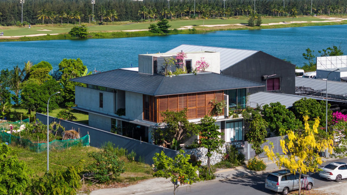 Nằm dọc theo sông Cổ Cò thanh bình (Đà Nẵng), Lavender Villa được thiết kế với triết lý hòa nhập môi trường, không chống lại môi trường tự nhiên xung quanh mà ôm trọn chúng, trở thành một thực thể sống hít thở bằng nắng, mưa và gió sông đặc trưng của khí hậu miền Trung. Ảnh: Hiroyuki Oki