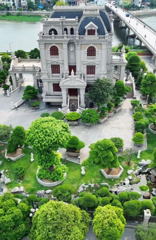 Khuôn viên cảnh quan bên ngoài tòa nhà trồng nhiều cây quý, có giá trị thấp nhất là vài trăm triệu đồng, cao nhất tới vài tỷ đồng. Ảnh: @chongthamninhbinh