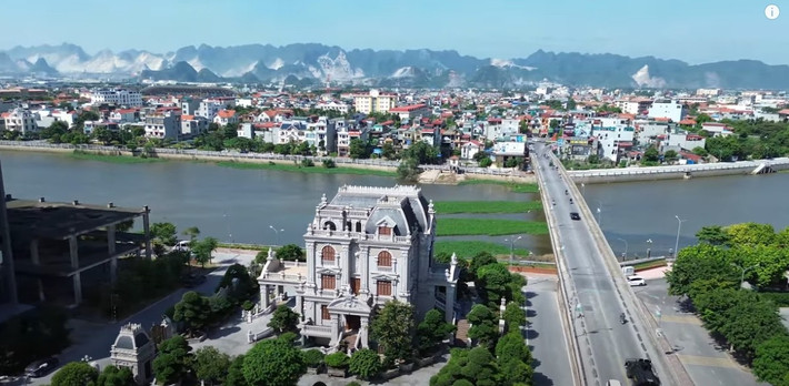Dinh thự xây trên khuôn viên rộng 3.000m2, gồm 5 tầng, diện tích sàn sinh hoạt 300m2. Ảnh: @thuybdshn