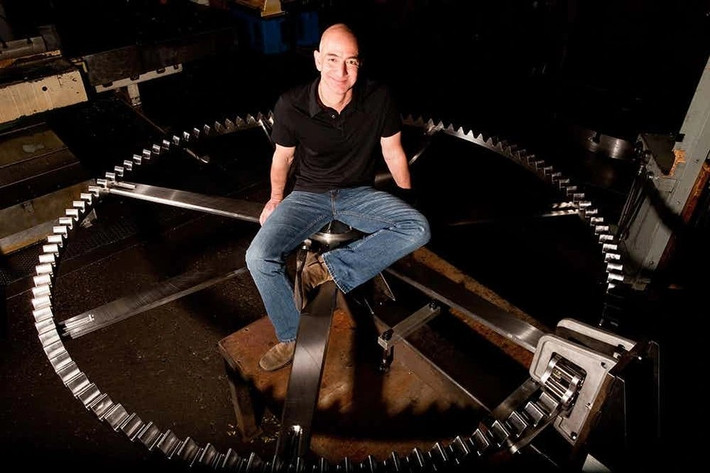 Tỷ phú Jeff Bezos từng chi một số tiền khổng lồ để xây dựng tháp đồng hồ cao 61 mét trên đỉnh ngọn núi gần nhà và đặt tên nó là “Đồng hồ 10.000 năm”. Ảnh: CNN