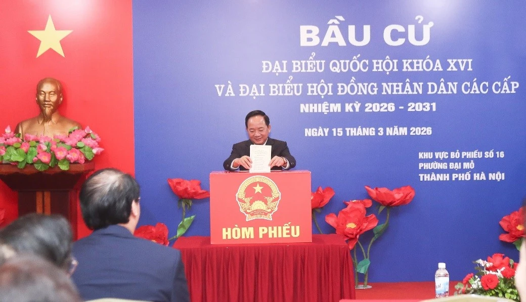 Trưởng Ban Tuyên giáo và Dân vận Trung ương Trịnh Văn Quyết bỏ phiếu bầu cử