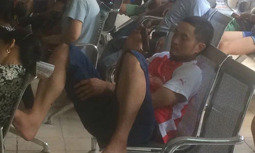 Muôn kiểu chờ vợ đẻ ngày nắng nóng của các ông chồng