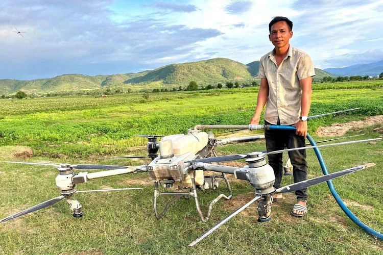 Anh Trần Văn Nghĩa cùng drone ở ruộng khoai lang gần sông Ba Anh Trần Văn Nghĩa cùng drone ở ruộng khoai lang gần sông Ba