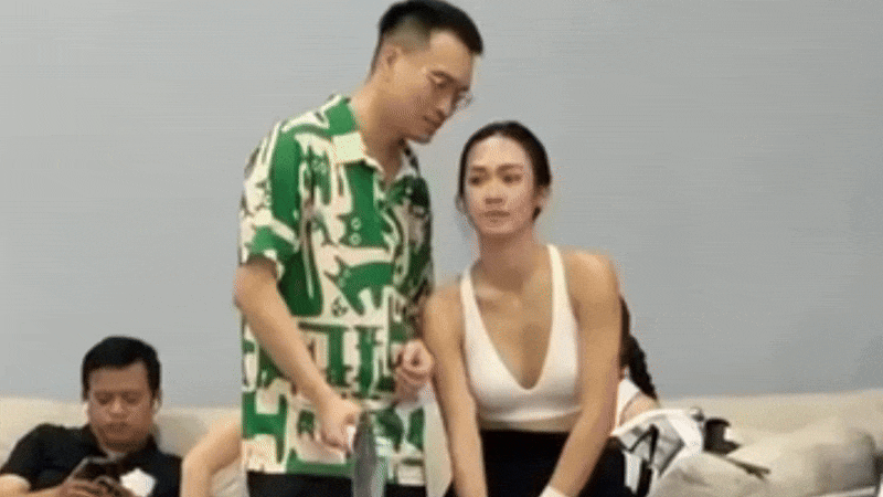 Mới đây, Á hậu Vũ Thúy Quỳnh gây xôn xao khi liên tục bị bắt gặp thân thiết bên doanh nhân Đức Phạm. Trên sân pickleball, cặp đôi đứng sát cạnh nhau và trò chuyện thân thiết.