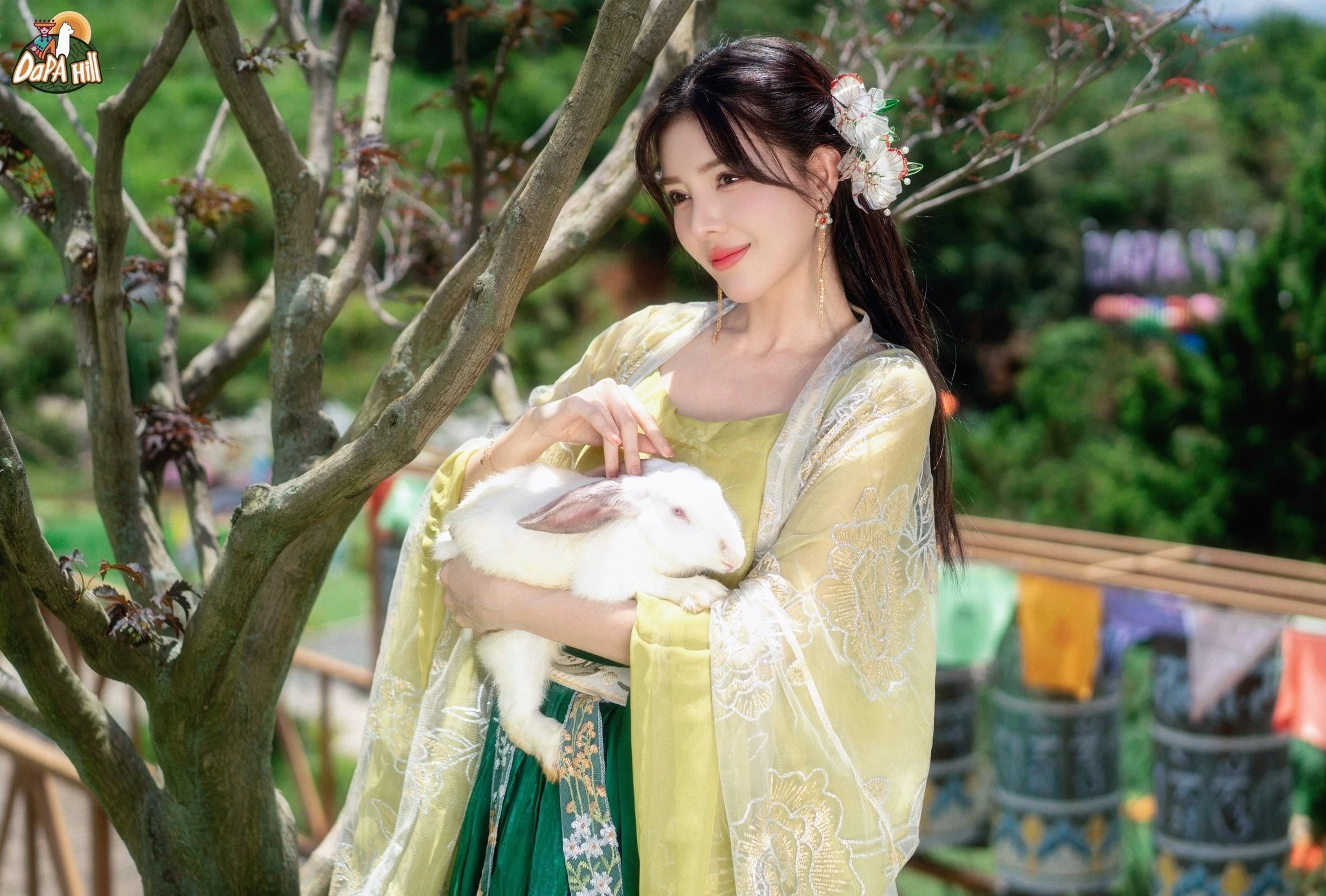 Lilly Luta hóa thân thành 'chị Hằng' khoe nhan sắc ngọt ngào