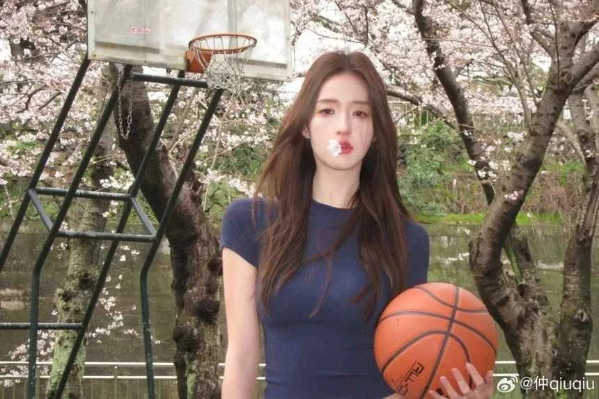 "Thiên thần bóng rổ" Trung Quốc khoe visual "đỉnh nóc"